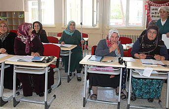 Koltuk değneğiyle okuma yazma kursuna gidiyor