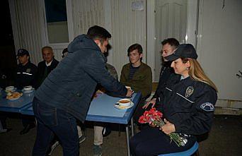 Öğrencilerden nöbet tutan polislere çorba ikramı