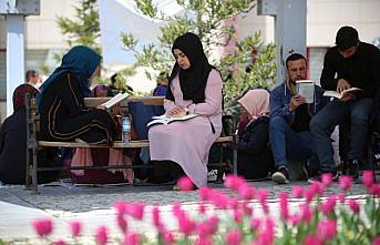 Okuma alışkanlığına dikkat çekmek için kitap okudular