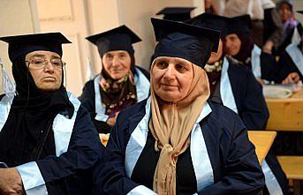 Okuma yazma öğrenen kadınlar cübbe giydi