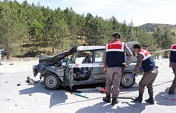 Otomobil kamyonete çarptı: 1 ölü, 4 yaralı