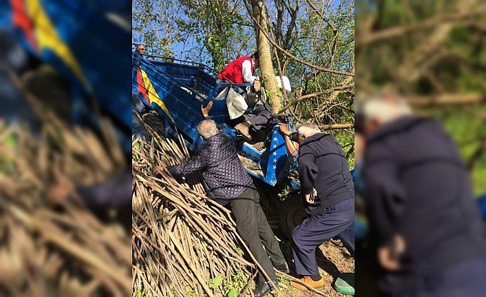 Tarım aracı ağaca çarptı: 1 ölü