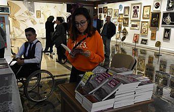 Tek parmağıyla yazdığı ikinci kitabını imzaladı