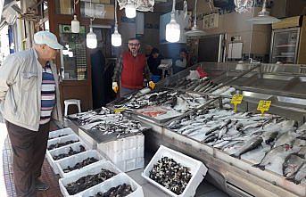 Tezgahlar lapin, iskorpit ve iskiri balıklarıyla şenlendi
