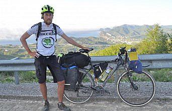 Bisikletiyle sınırları aşıyor