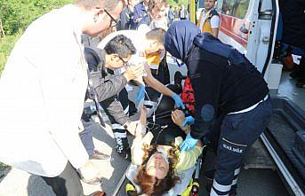 GÜNCELLEME - Minibüs iş makinesine çarptı: 10 yaralı