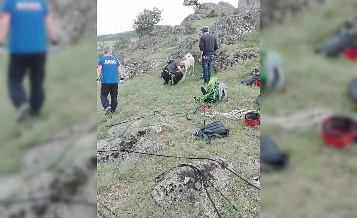 Kayalıklarda sıkışan köpeği AFAD kurtardı