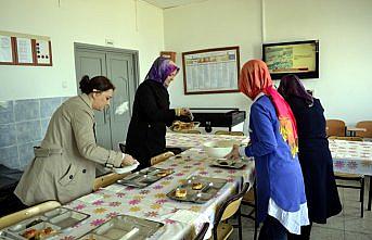 Mehmetçiğe anne yemeği