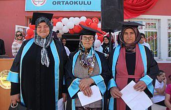 Okuma yazma öğrenen kadınlar cübbe giyip şiir okudu