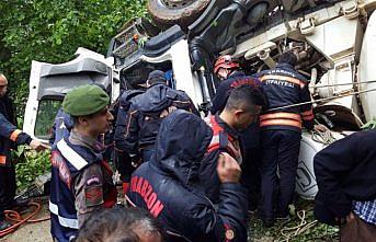 Trabzon'da beton mikseri devrildi: 2 yaralı