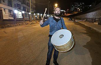 Türküyle sahura kaldırıyor