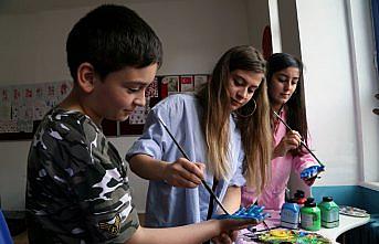 Üniversite öğrencileri okulların onarımında çalışıyor