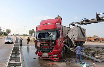 Amasya'da devrilen tırın şoförü yaralandı