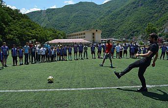 Fenerbahçeli futbolcu Şener Özbayraklı Artvin'de