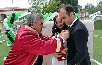 Futbol sahasında nikah