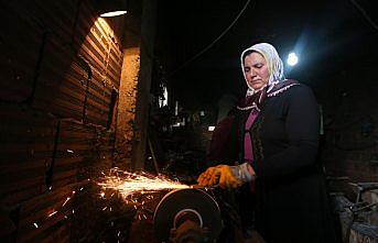 Kınalı elleriyle 30 yılı aşkındır demir dövüyor