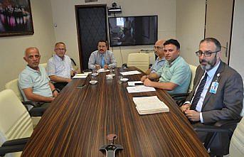 Kumru toplantı salonuna yuva yaptı