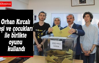Orhan Kırcalı eşi ve çocukları ile birlikte oyunu kullandı