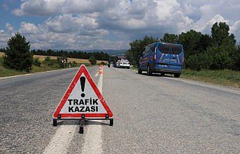 Otomobil ile kamyonet çarpıştı: 1 ölü, 1 yaralı