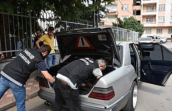 Polis binaya aydınlatma direğine tırmanarak girdi