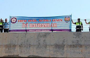 Polisten sürücülere uyarı afişi