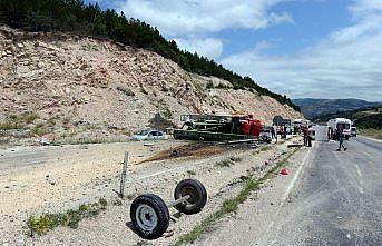 Tokat'ta iş makinesi devrildi: 2 yaralı