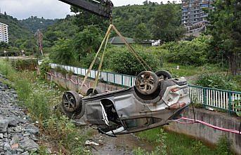 Trabzon'da cip dereye düştü: 1 yaralı