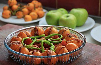Unutulan meyveli yemeklerle sofraları renklendiriyor
