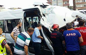 Yolcu minibüsü çöp kamyonuna çarptı: 10 yaralı