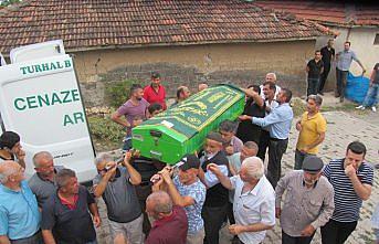 Annesinin cenazesine yakınının kucağında katıldı