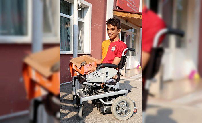 Bedensel engelli genç, yavru bir kuşa sahip çıktı