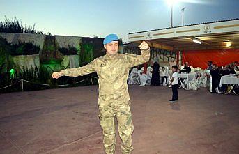 Düğününde damatlık yerine askeri kamuflajını giydi