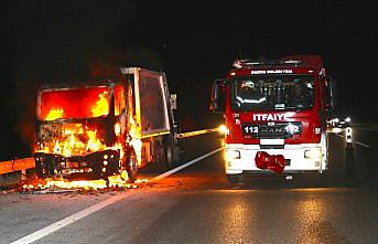 Düzce'de seyir halindeki çöp toplama kamyonu alev aldı