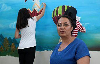 Engelli yaşam merkezinin duvarlarını resimle güzelleştiriyorlar