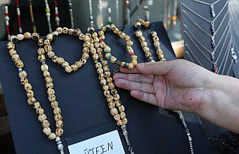 Leblebiden tespih ve bileklik yaptı