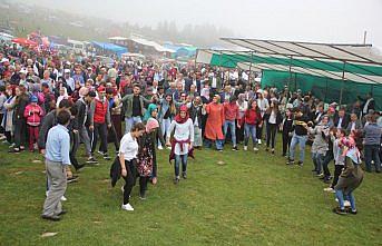 Yaylada yağışlı ve sisli havada festival keyfi