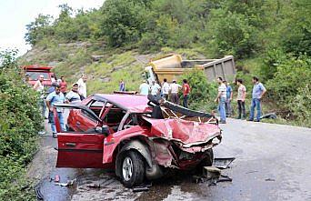 Zonguldak'ta kamyonla otomobil çarpıştı: 4 yaralı