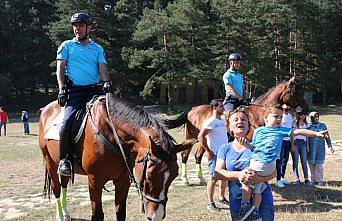 Abant'a atlı jandarma koruması