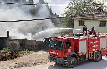 Araçta çıkan yangın eve sıçradı