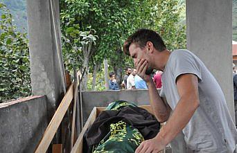 Baba ile oğlunun cenazesi aynı tabutta taşındı