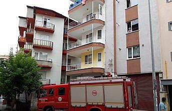 Balkon demirlerine sıkışan çocuğu itfaiye kurtardı
