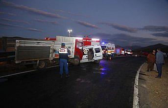 Bayburt'ta kamyon ile otomobil çarpıştı: 2 ölü