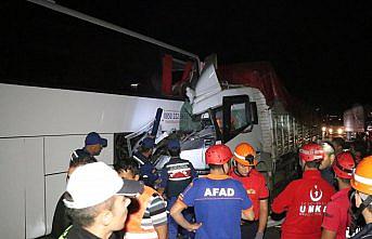 Bolu'da kamyonun yolcu otobüsüne çapması