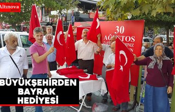 BÜYÜKŞEHİR BELEDİYESİ'NDEN SAMSUNLULARA TÜRK BAYRAĞI HEDİYESİ