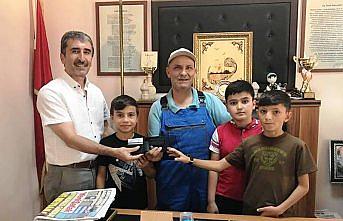 Çocuklar yerde bulduğu cüzdanı sahibine teslim etti