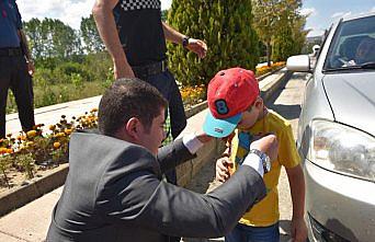 Çocuklara düdük, sürücü ve yolculara sarımsak dağıttılar