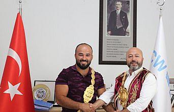 CW Enerji, başpehlivan Orhan Okulu'yu tebrik etti