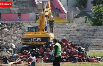 Eskişehir'de 'millet bahçesi' için stadın yıkımına başlandı