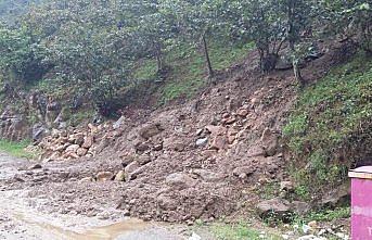 Giresun'da üç köy yolunda heyelan meydana geldi