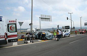 Kamyonet ile otomobil çarpıştı: 5 yaralı